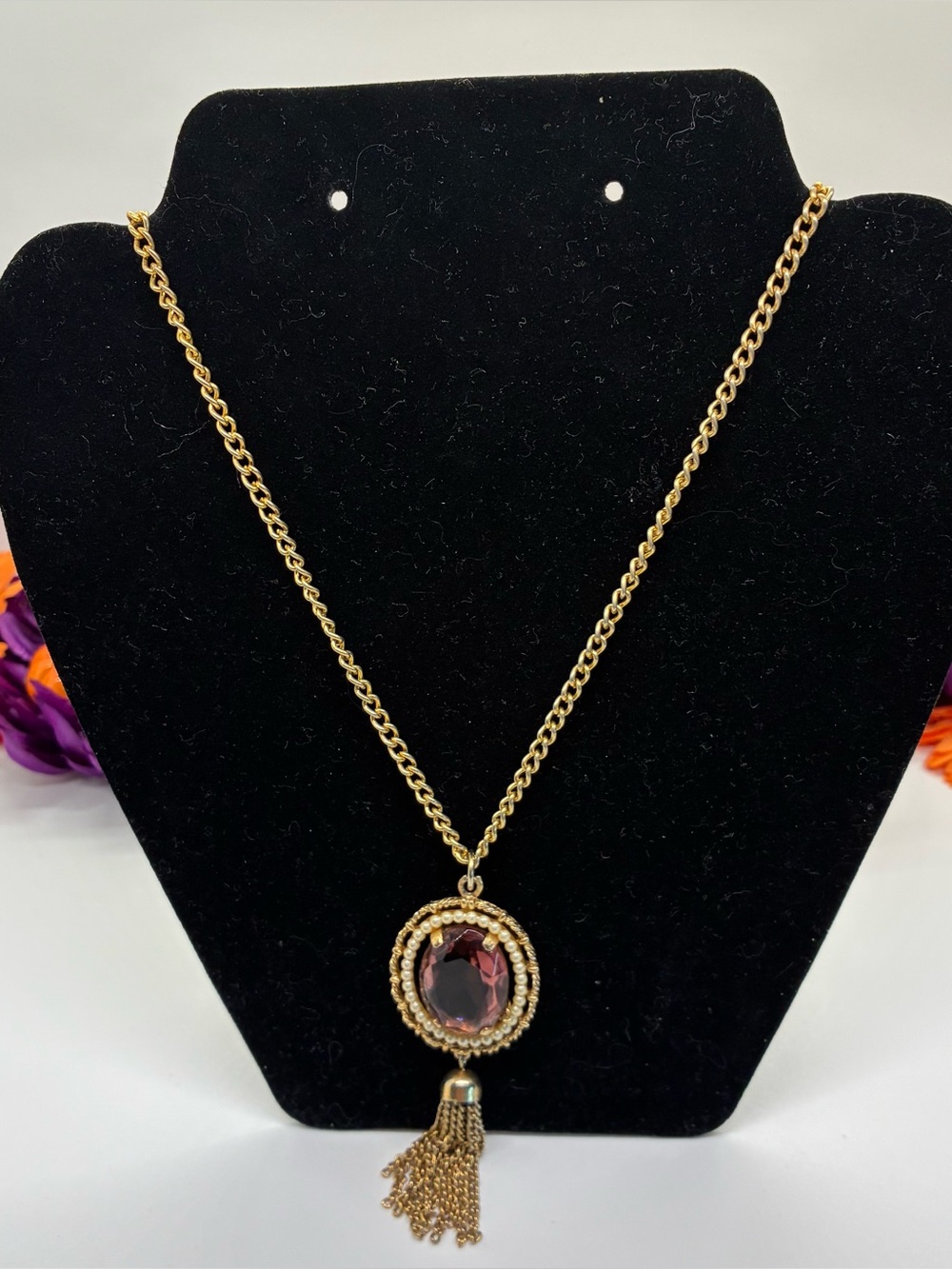 GLASS PENDANT NECKLACE IN GOLD TONE